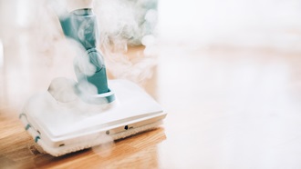 Vloer schoonmaken met een stoomreiniger